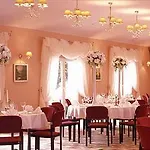 Aparthotel Dedek Park - Historyczny Dworek W Pieknym Parku Skaryszewskim Obok Stadionu Narodowego