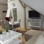 Dedek Park - Historyczny Dworek W Pieknym Parku Skaryszewskim Obok Stadionu Narodowego Aparthotel 3*