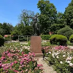 Hotel apartamentowy Dedek Park - Historyczny Dworek W Pieknym Parku Skaryszewskim Obok Stadionu Narodowego