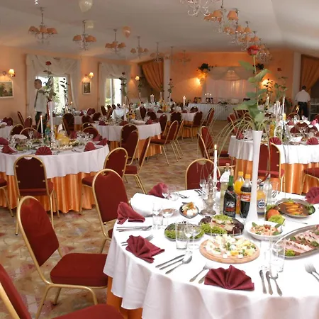 Dedek Park - Historyczny Dworek W Pieknym Parku Skaryszewskim Obok Stadionu Narodowego