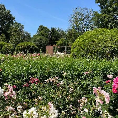 Апарт-отель Dedek Park - Historyczny Dworek W Pieknym Parku Skaryszewskim Obok Stadionu Narodowego