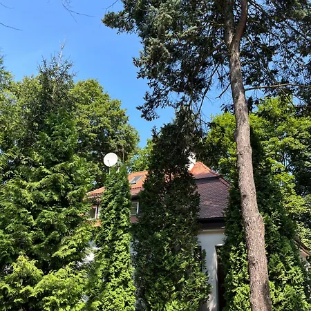 Dedek Park - Dworek W Pięknym Parku Skaryszewskim Obok Stadionu Narodowego Hotel apartamentowy 3*