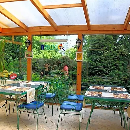 شقة فندقية Dedek Park - Historyczny Dworek W Pieknym Parku Skaryszewskim Obok Stadionu Narodowego