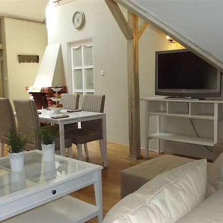 Dedek Park - Dworek W Pięknym Parku Skaryszewskim Obok Stadionu Narodowego Hotel apartamentowy 3*