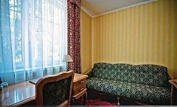 Dedek Park - Historyczny Dworek W Pieknym Parku Skaryszewskim Obok Stadionu Narodowego Апарт-отель 3*