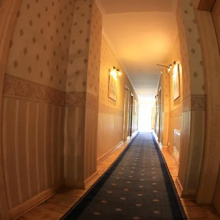 Dedek Park - Dworek W Pięknym Parku Skaryszewskim Obok Stadionu Narodowego Hotel apartamentowy