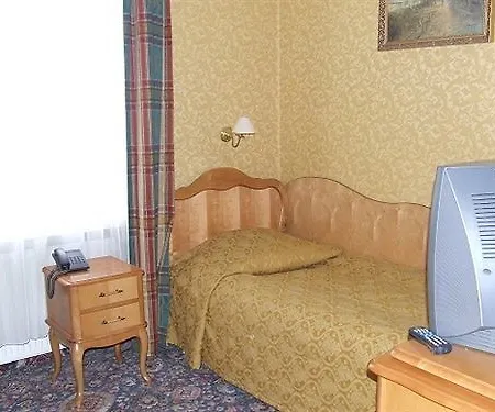 Dedek Park - Dworek W Pięknym Parku Skaryszewskim Obok Stadionu Narodowego Hotel apartamentowy 3*