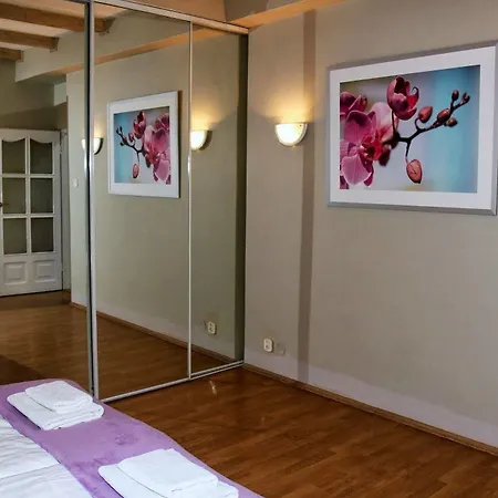 Dedek Park - Dworek W Pięknym Parku Skaryszewskim Obok Stadionu Narodowego Hotel apartamentowy 3*