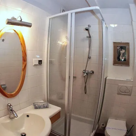 Dedek Park - Dworek W Pięknym Parku Skaryszewskim Obok Stadionu Narodowego Hotel apartamentowy 3*