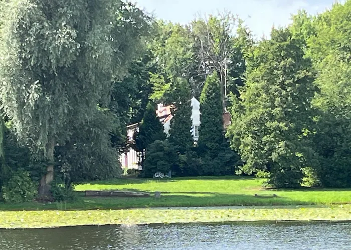 شقة فندقية Dedek Park - Historyczny Dworek W Pieknym Parku Skaryszewskim Obok Stadionu Narodowego 3*