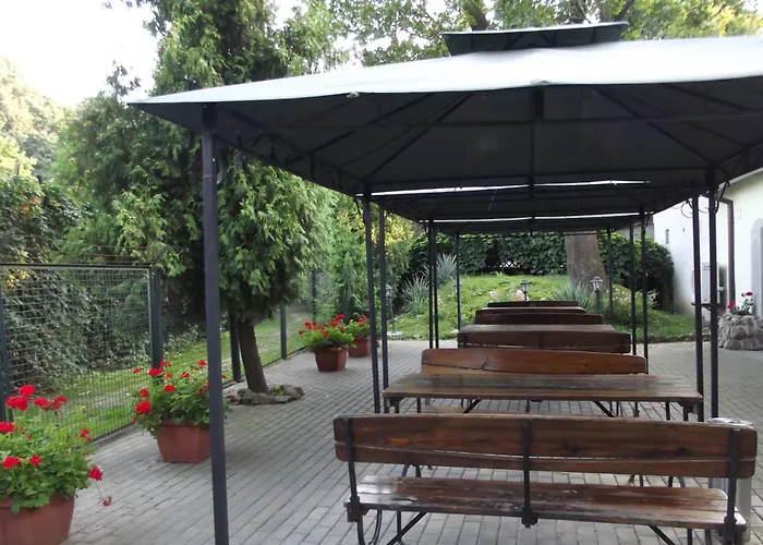 Апарт-отель Dedek Park - Historyczny Dworek W Pieknym Parku Skaryszewskim Obok Stadionu Narodowego