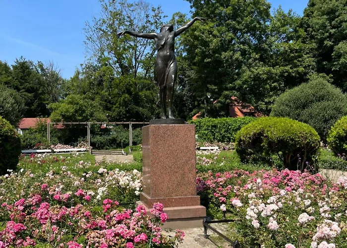 Aparthotel Dedek Park - Historyczny Dworek W Pieknym Parku Skaryszewskim Obok Stadionu Narodowego