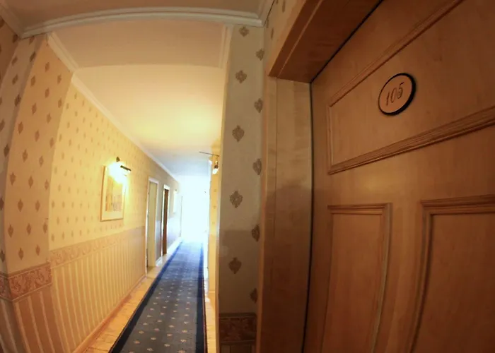 Dedek Park - Historyczny Dworek W Pieknym Parku Skaryszewskim Obok Stadionu Narodowego Варшава