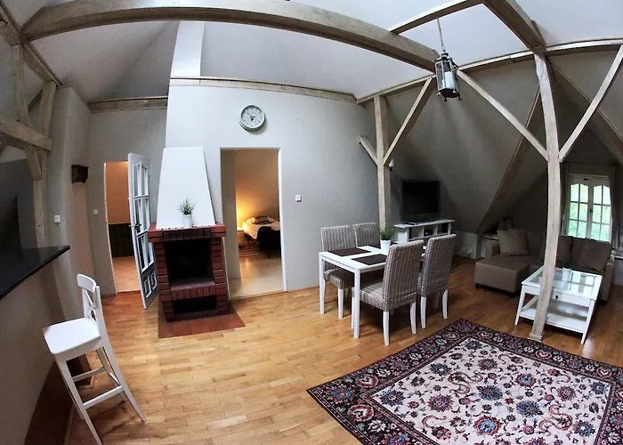 Dedek Park - Historyczny Dworek W Pieknym Parku Skaryszewskim Obok Stadionu Narodowego 3*