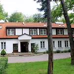 Dedek Park - Historyczny Dworek W Pieknym Parku Skaryszewskim Obok Stadionu Narodowego Aparthotel 3*