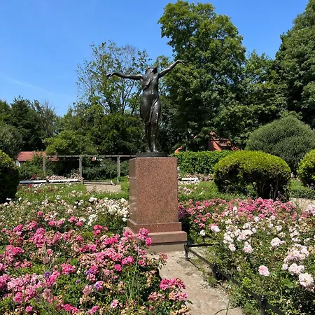 Apartahotel Dedek Park - Historyczny Dworek W Pieknym Parku Skaryszewskim Obok Stadionu Narodowego